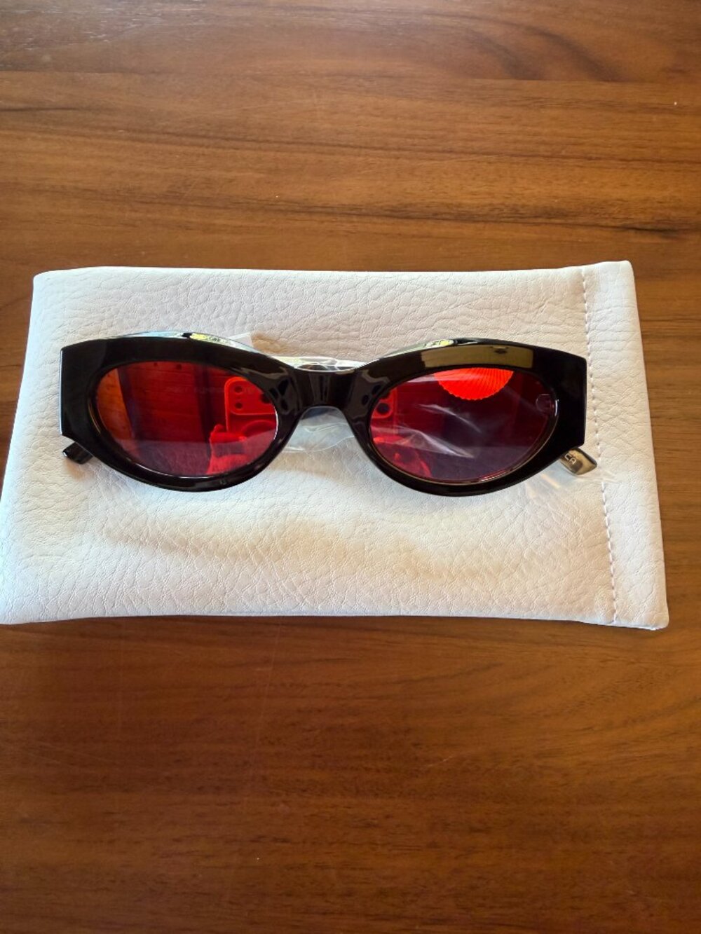 LeSpecs Body Bumpin Sunglasses for ladies Black round red NWT